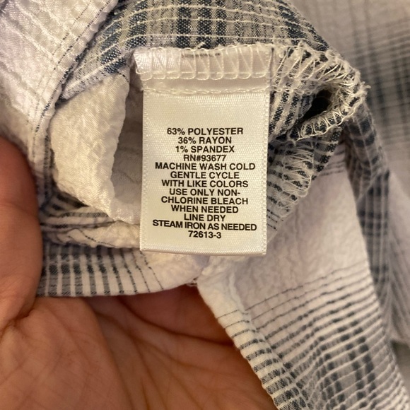 Liz Claiborne Women Top, Size M, Blue Striped Poly Blend Crew Neck Sleeveless - Picture 4 of 5